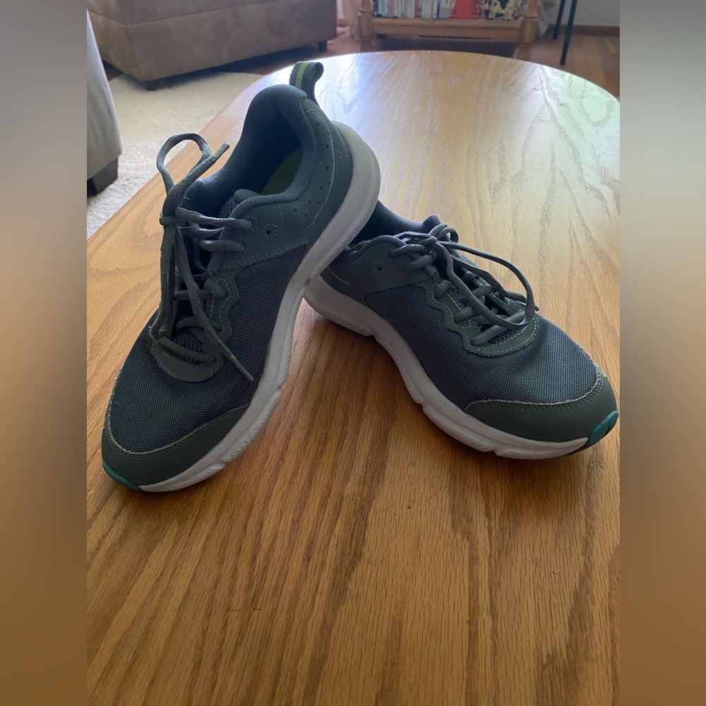 Under Armour 7y Youth Charged Gray Athletic Shoes
